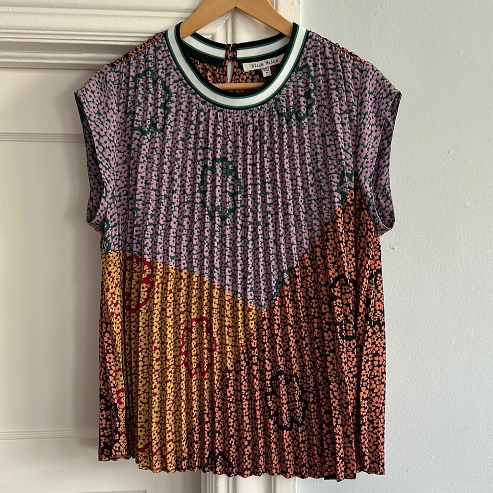 Black Rainn Multi-Color Pleated Floral Short Sleeve Blouse